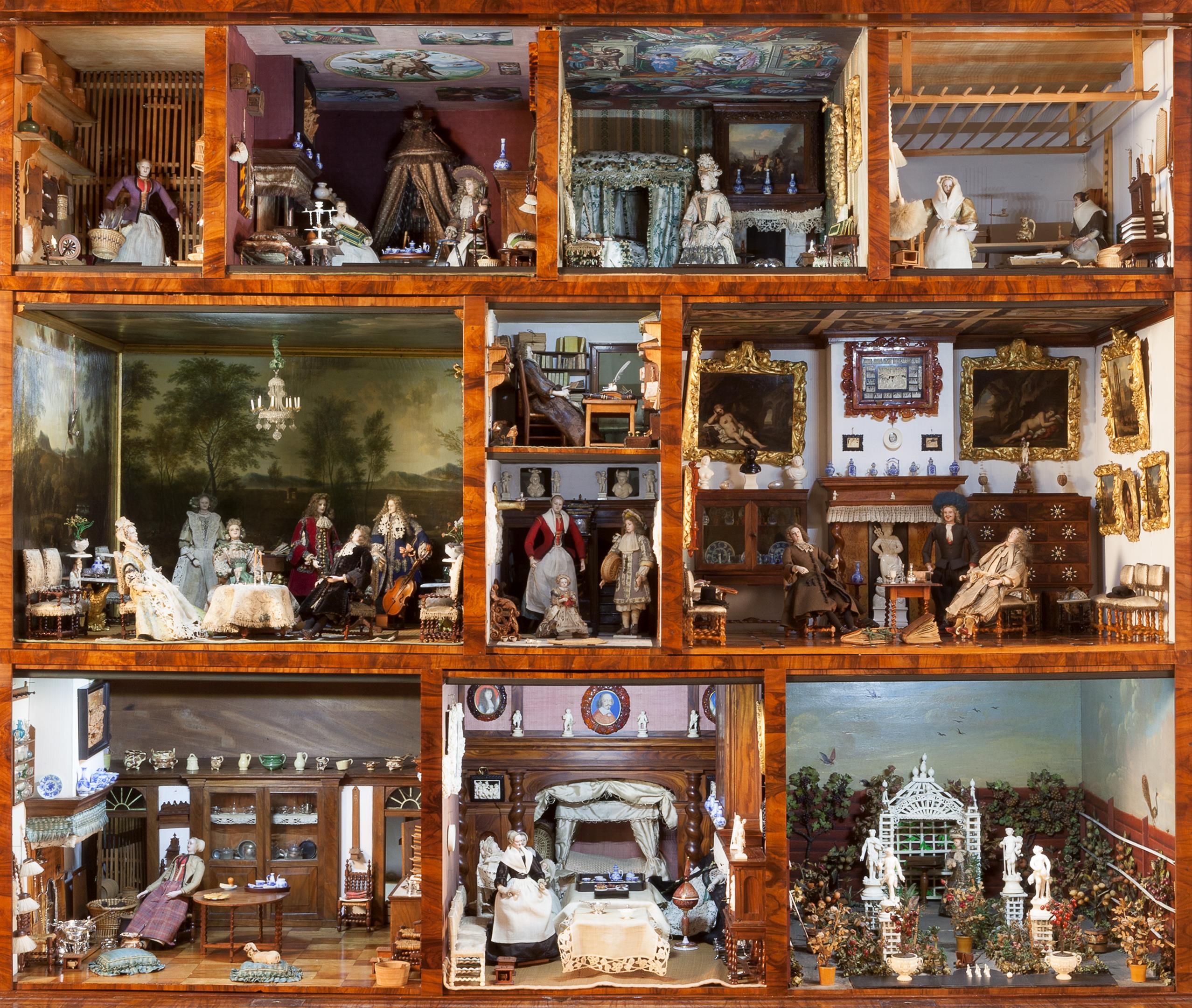 Gedetailleerd poppenhuis met 11 kamers vol miniatuurmeubels en -accessoires, waarin poppen gekleed in 18e- en 19e-eeuwse kledij dagelijkse activiteiten uitbeelden.