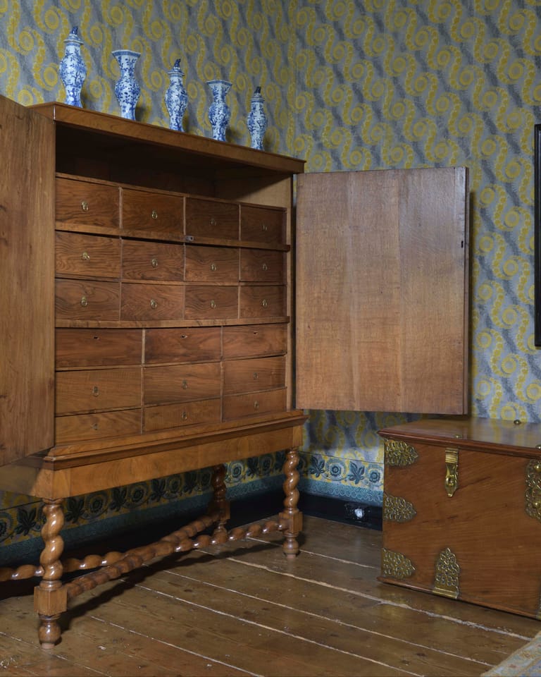 Een kabinet met een groot aantal laden