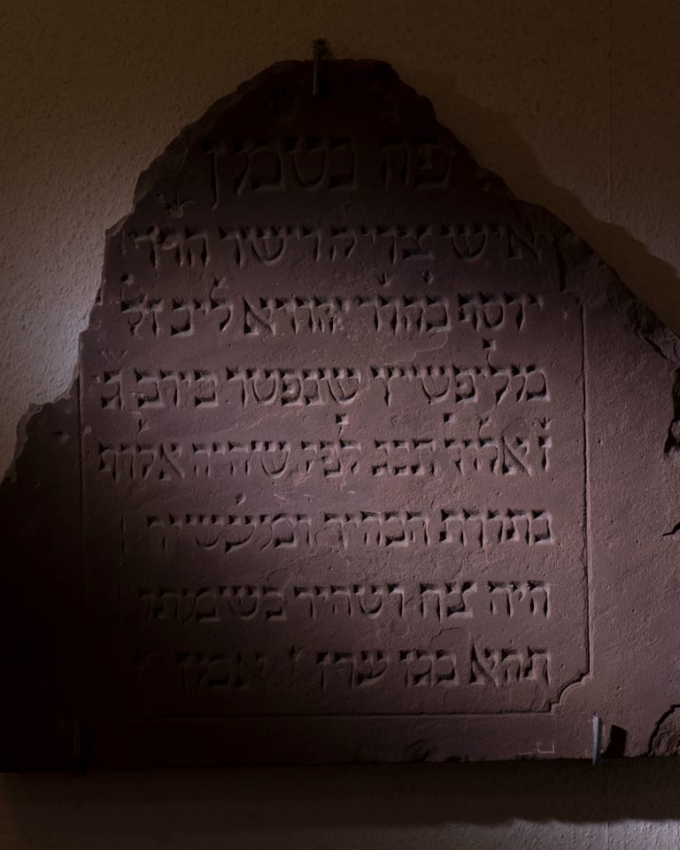 De grafsteen van rabbijn Jozef Lipschitz
