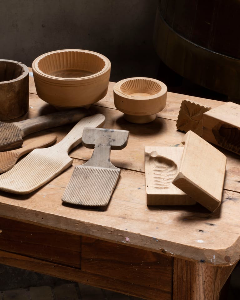 Tafel met boterspanen en botervormen