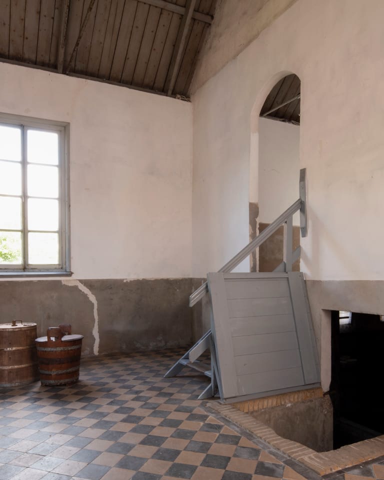 Achterfabriek met boter- en kaaskarn