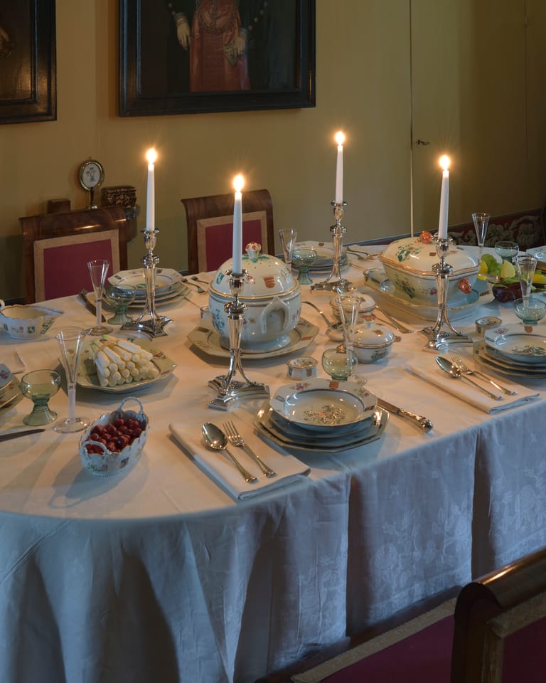 De tafel is gedekt tafel voor het diner!