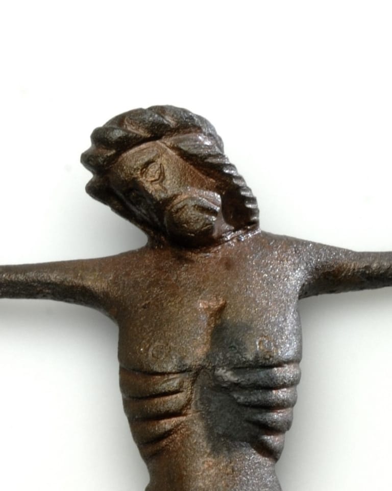 Kruisbeeld onder de plavuizen